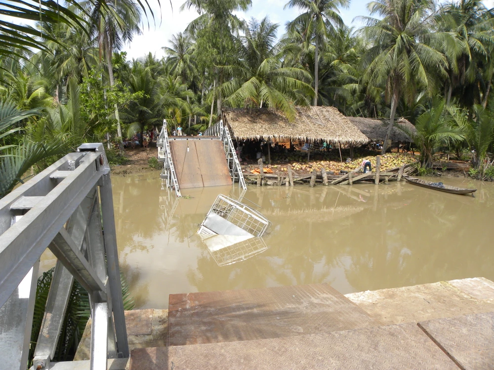 Cầu chưa khánh thành đã sập